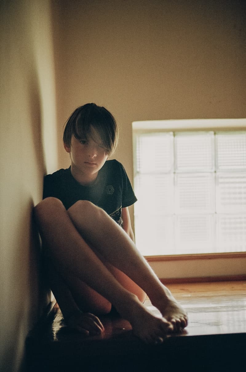 Jeune personne assise dans un moment de réflexion